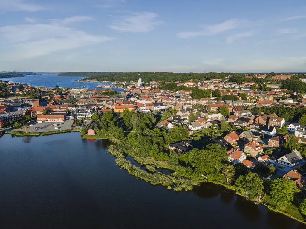 Dronefoto af Hobro i eftermiddagssol ved Vesterfjord – Nr. 1