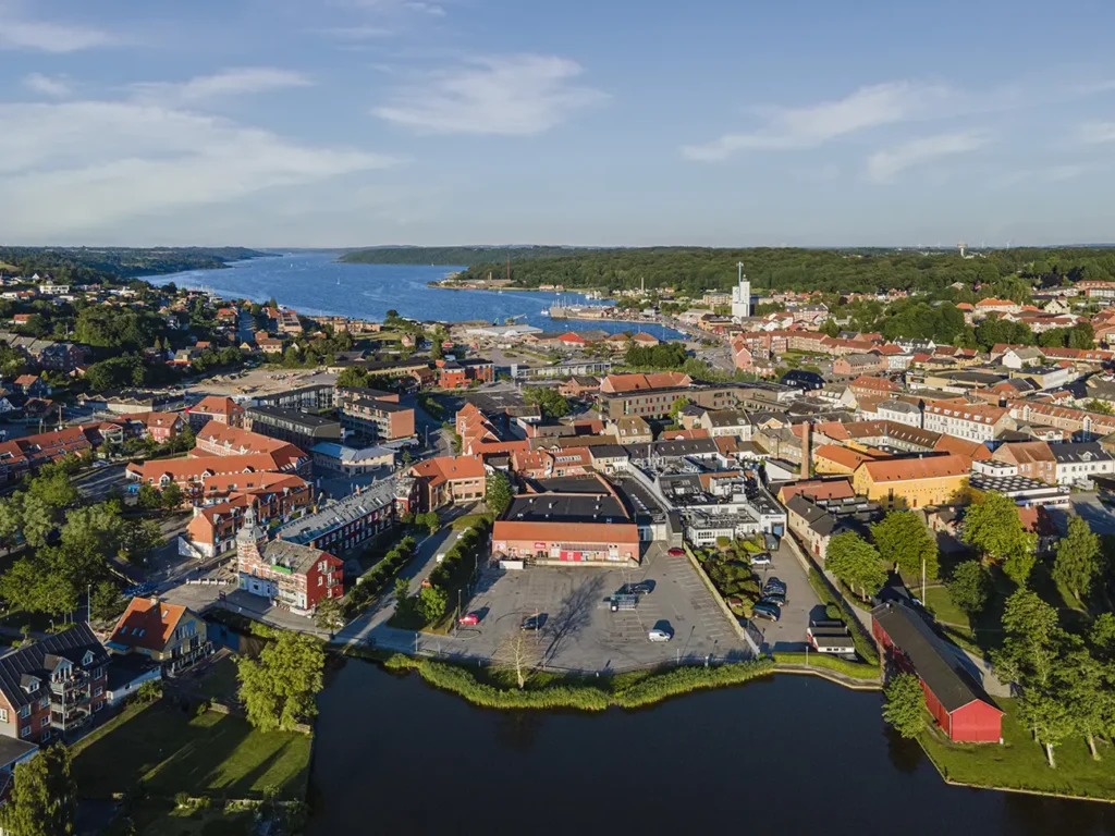 Dronefoto af Hobro i eftermiddagssol ved Vesterfjord – Nr. 6