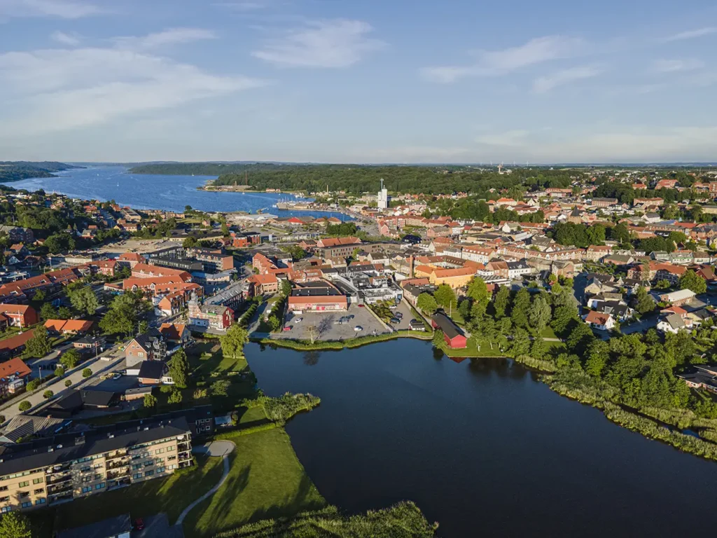 Dronefoto af Hobro i eftermiddagssol ved Vesterfjord – Nr. 7