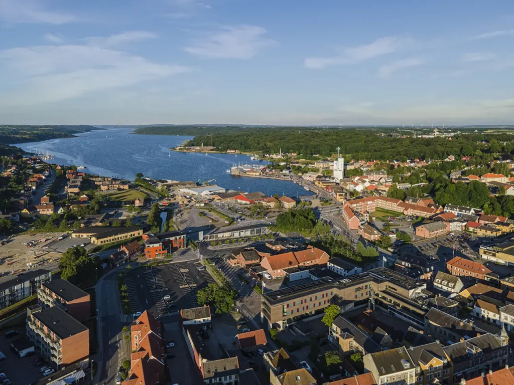 Dronefoto af Hobro i eftermiddagssol ved Vesterfjord – Nr. 4