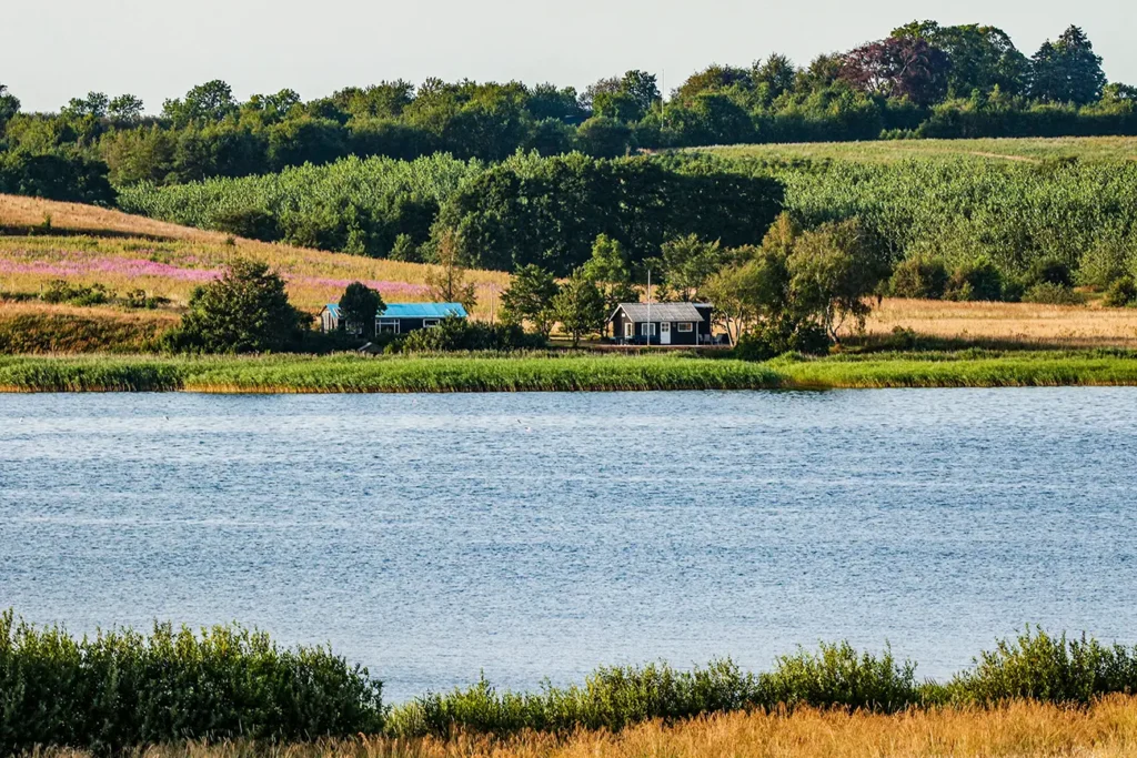 Klejtrup Sø med hus i baggrunden