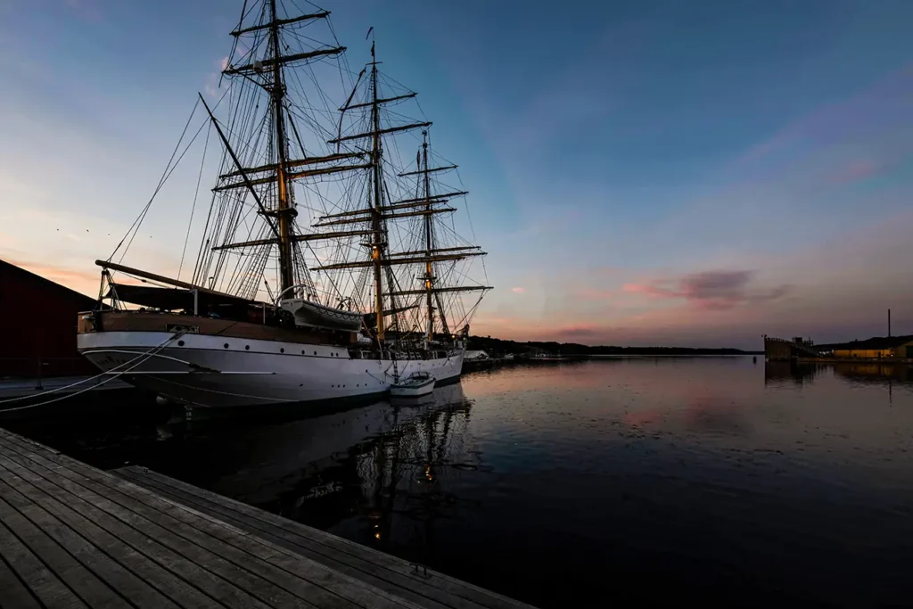 Skoleskibet Danmark i Hobro Havn – Nr. 1